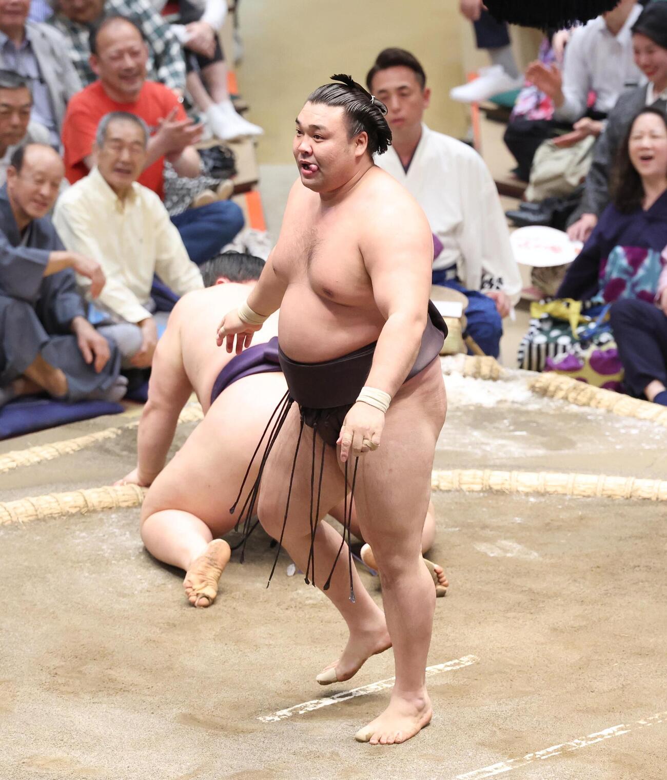 義ノ富士を破りホッとした表情の霧島（撮影・黒川智章）