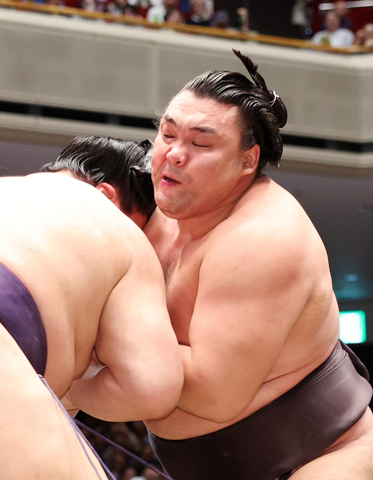 義ノ富士（左）を攻める霧島（撮影・鈴木正人）