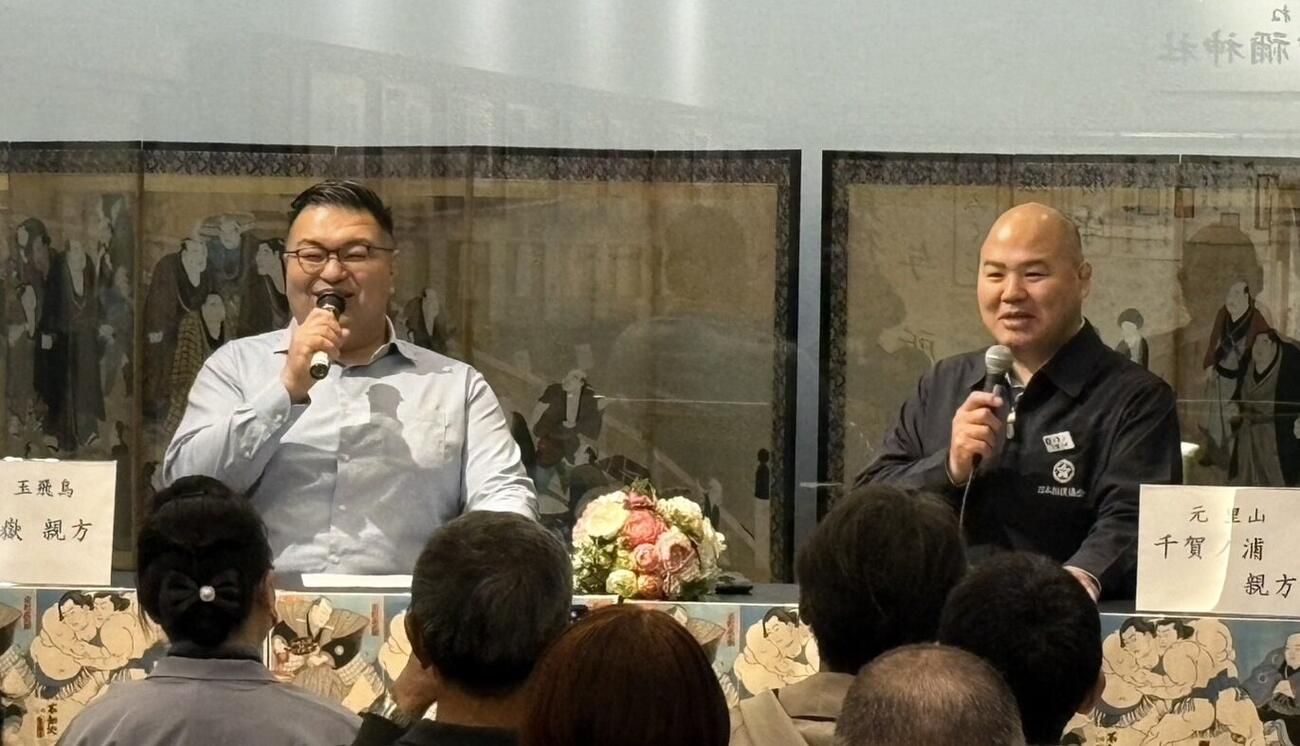 親方トークショーに出演した大嶽親方（元幕内玉飛鳥、左）と千賀ノ浦親方（元幕内里山）