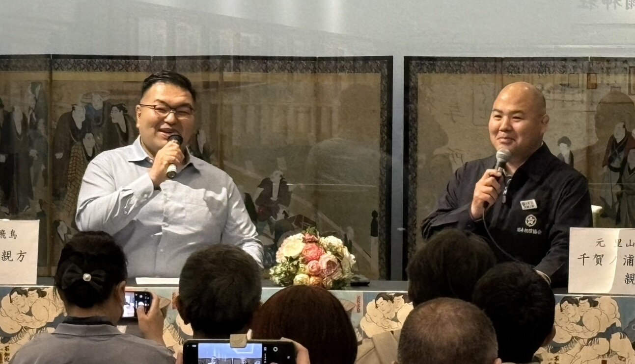 親方トークショーに出演した大嶽親方（元幕内玉飛鳥、左）と千賀ノ浦親方（元幕内里山）