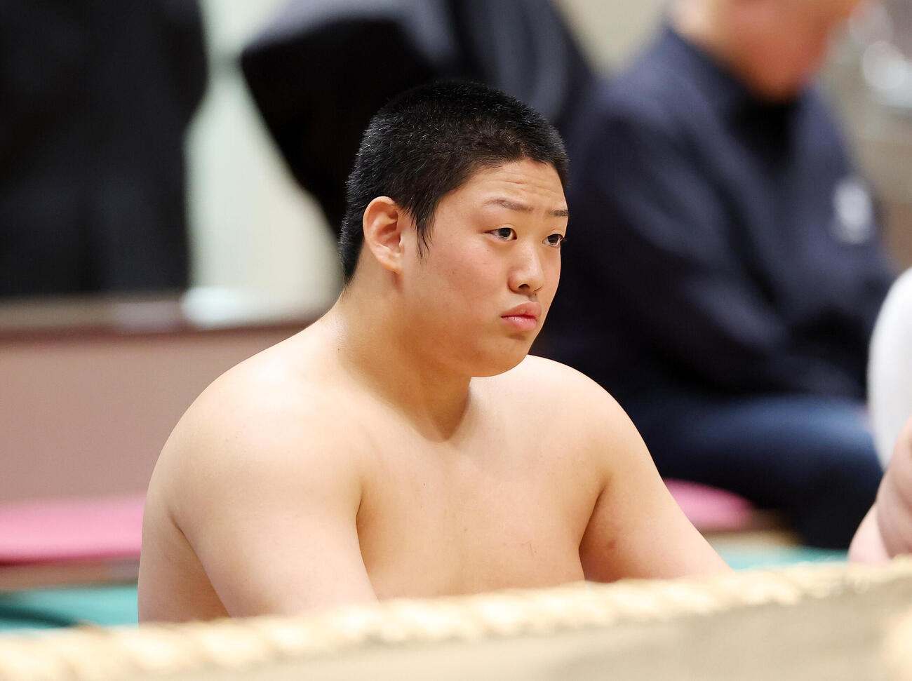 土俵下で控える垣添（撮影・鈴木正人）