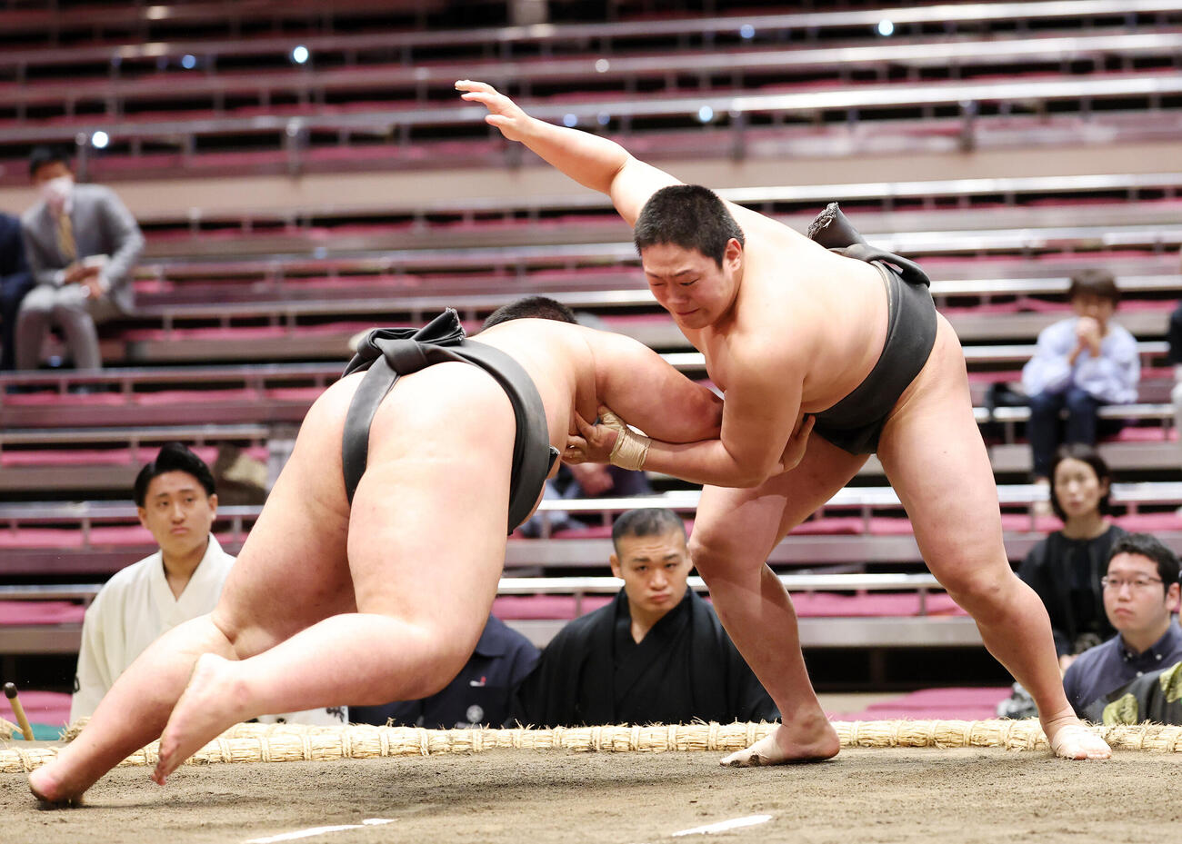 前相撲で小川（左）から白星を挙げた垣添（撮影・鈴木正人）