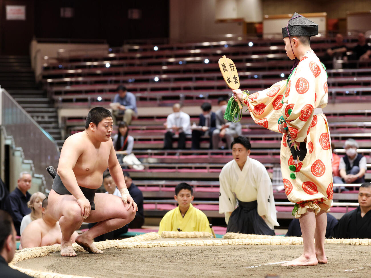 勝ち名乗りを受ける垣添（撮影・鈴木正人）