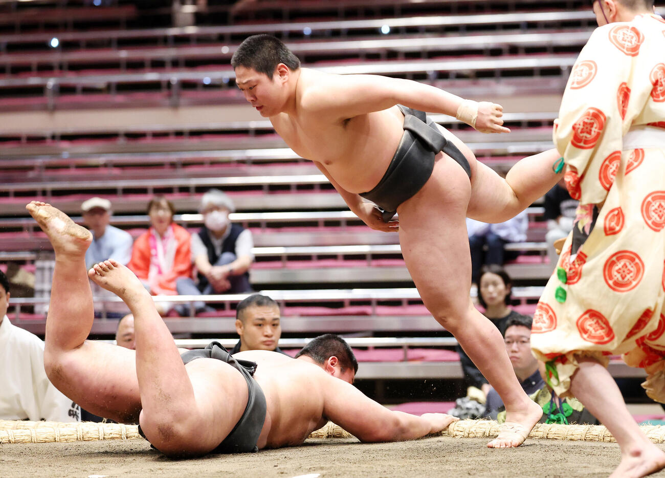 前相撲で小川（下）から白星を挙げた垣添（撮影・鈴木正人）