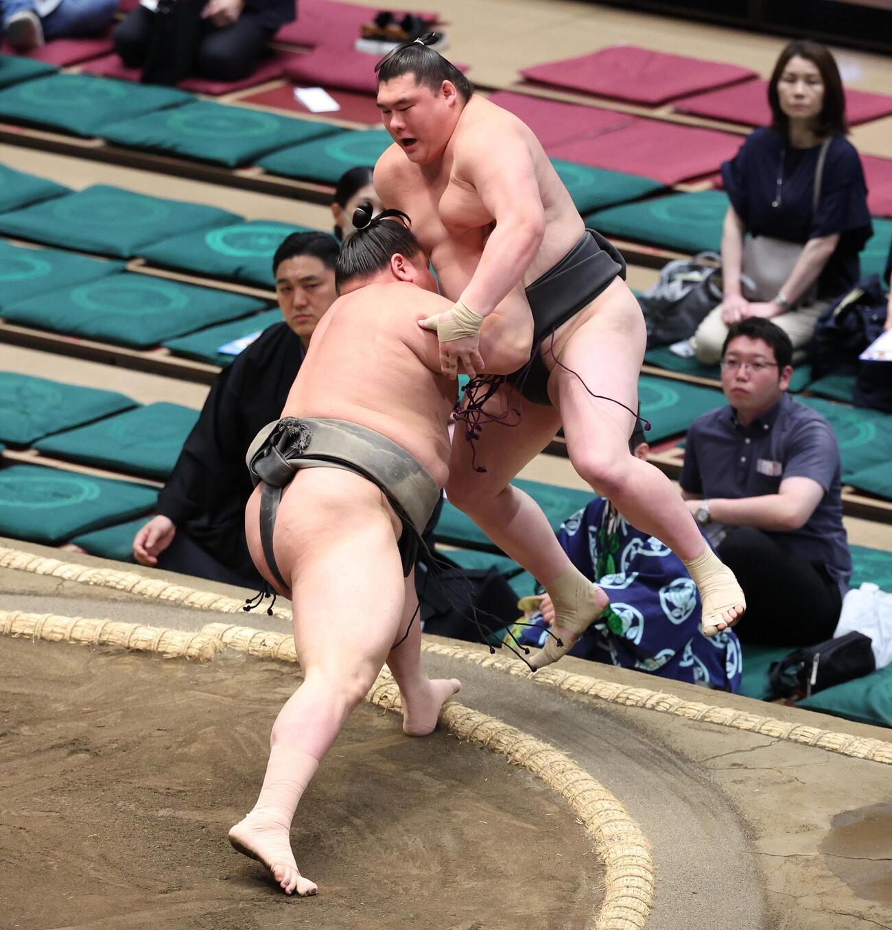 大和湖（右）を押し出しで破る旭富士（撮影・黒川智章）
