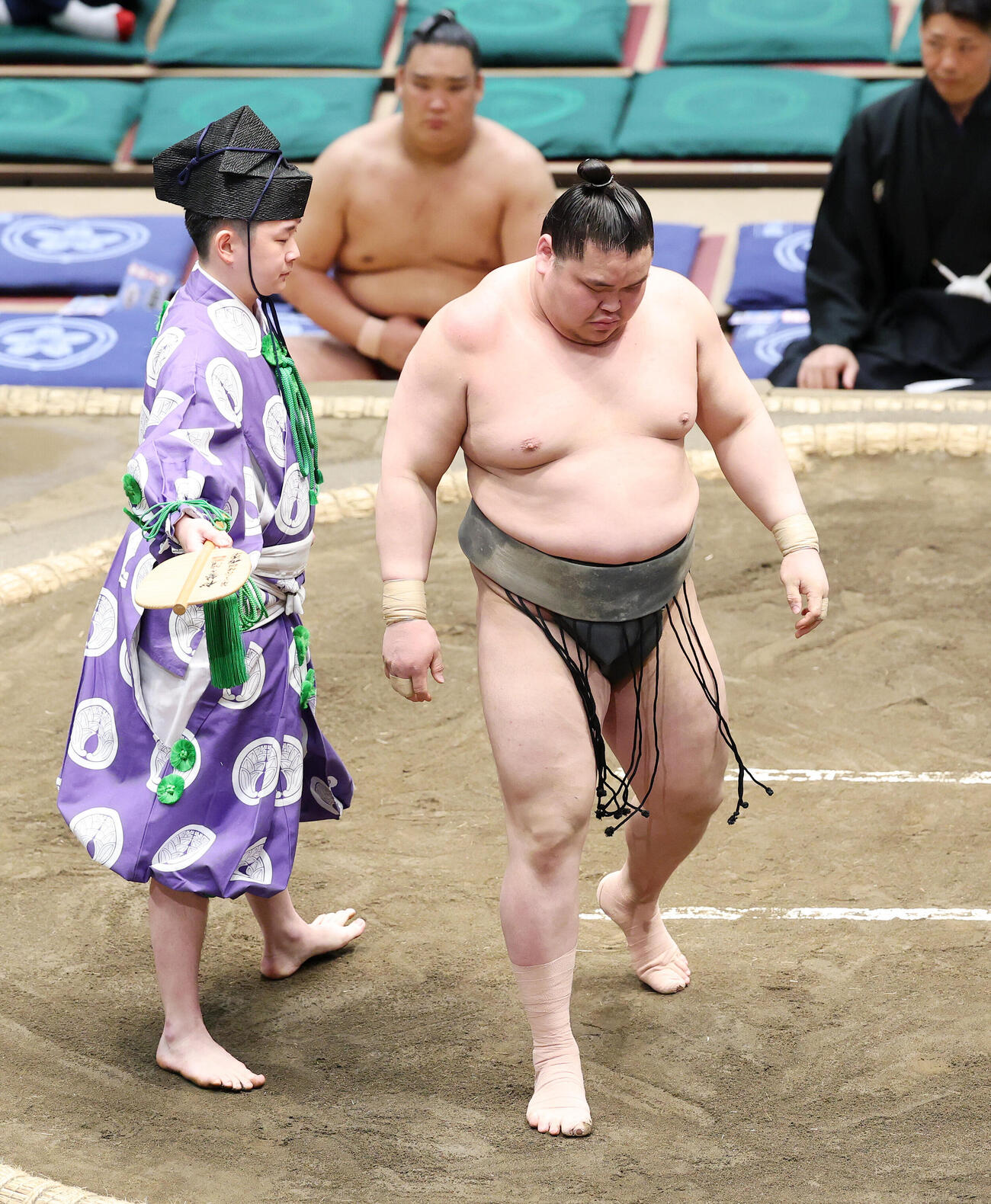 大和湖を押し出しで破った旭富士（撮影・鈴木正人）