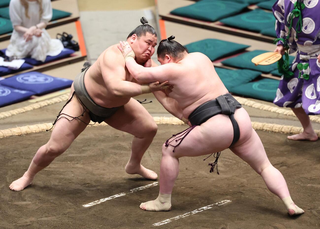 大和湖（右）を攻める旭富士（撮影・黒川智章）