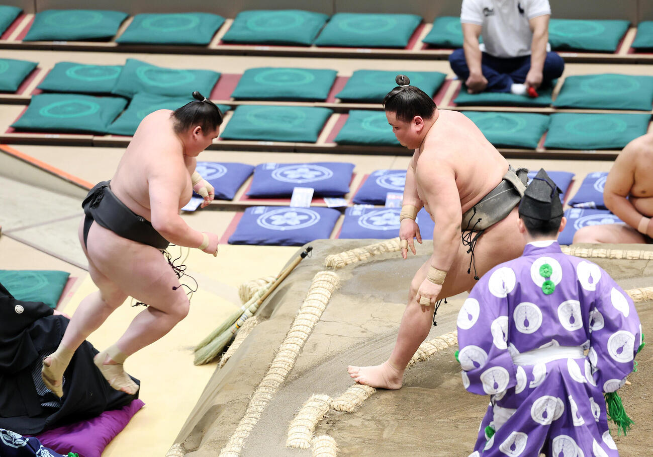 大和湖（左）を押し出しで破る旭富士（撮影・鈴木正人）