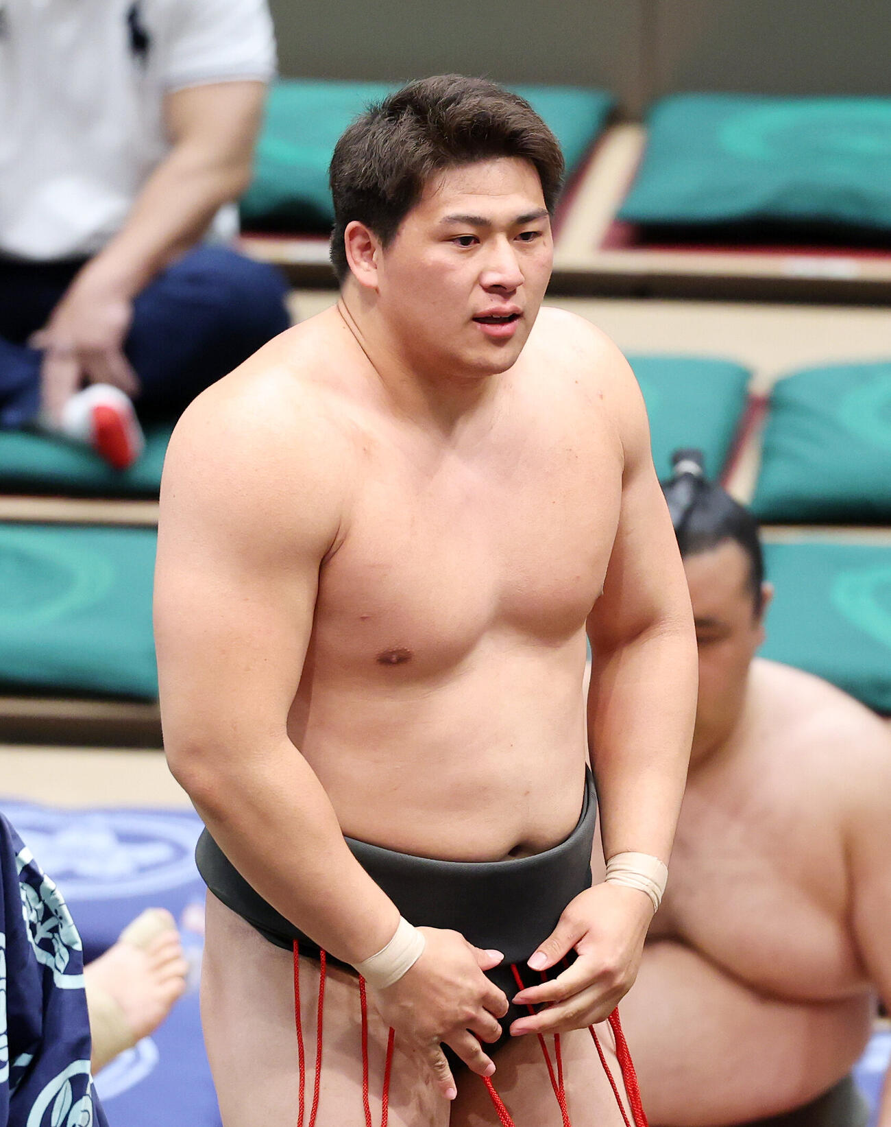 春雷を寄り切りで破った大森（撮影・鈴木正人）