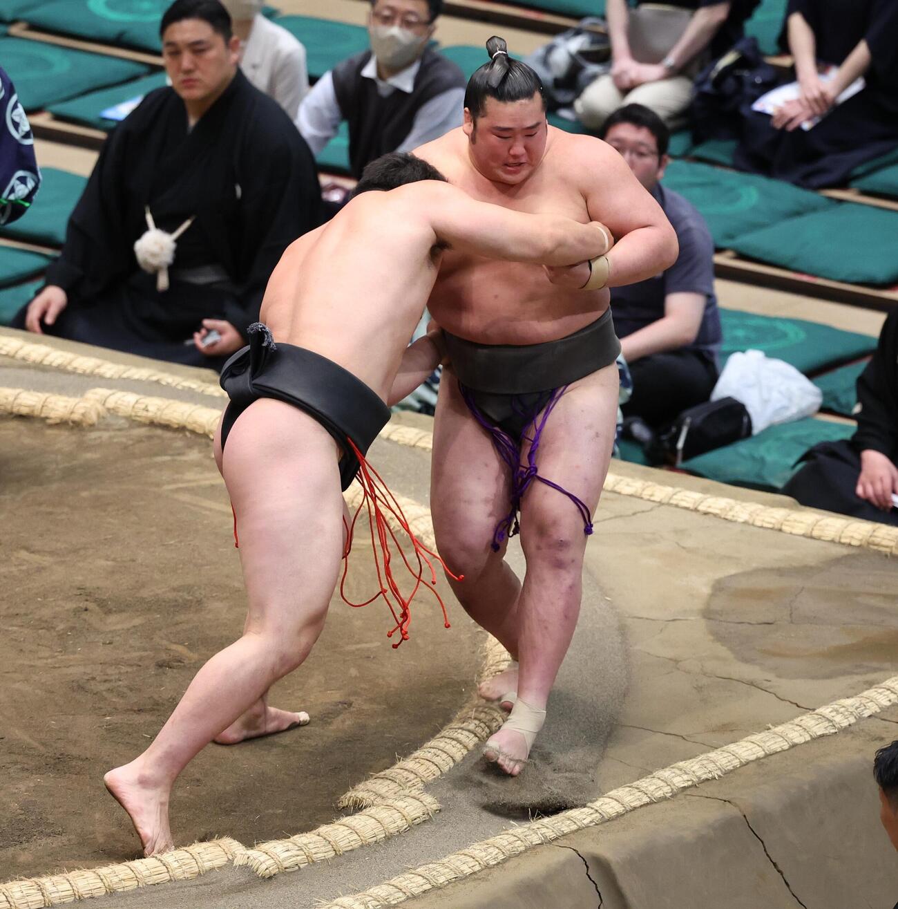 春雷（右）を寄り切りで破る大森（撮影・黒川智章）