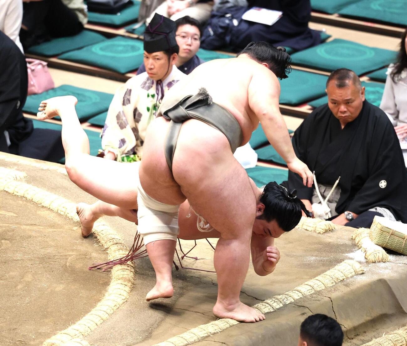 貴健斗（右）を押し出しで破る炎鵬（撮影・黒川智章）