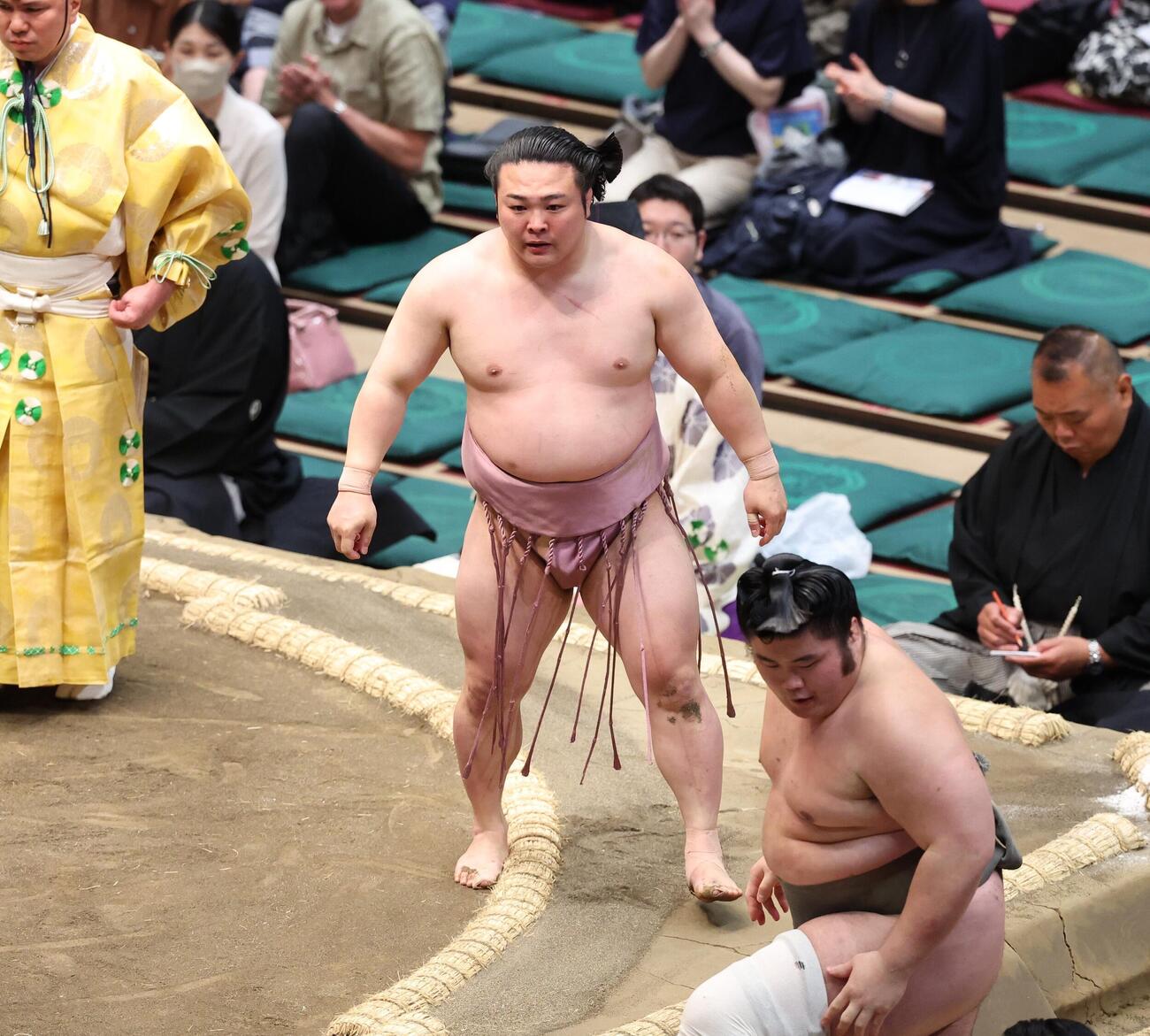 貴健斗（右）を押し出しで破る炎鵬（撮影・黒川智章）