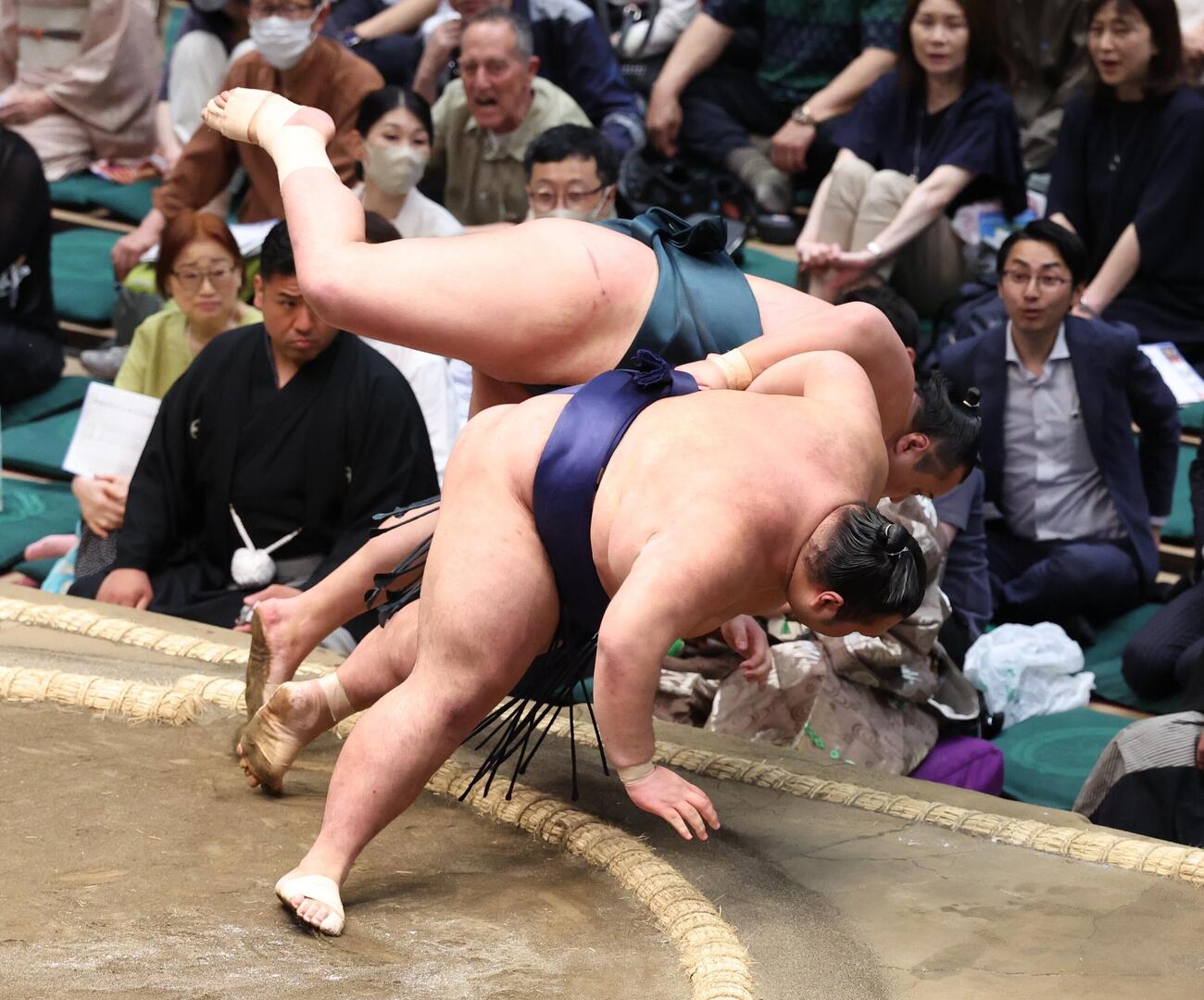 北の若（奥）を下手投げで破る一意（撮影・黒川智章）