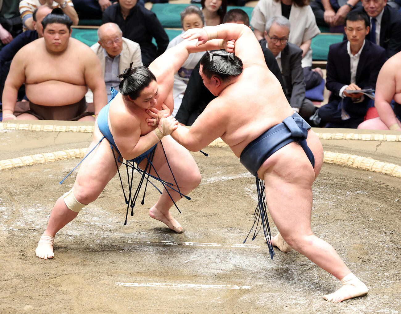 玉鷲（右）を攻める琴栄峰（撮影・鈴木正人）