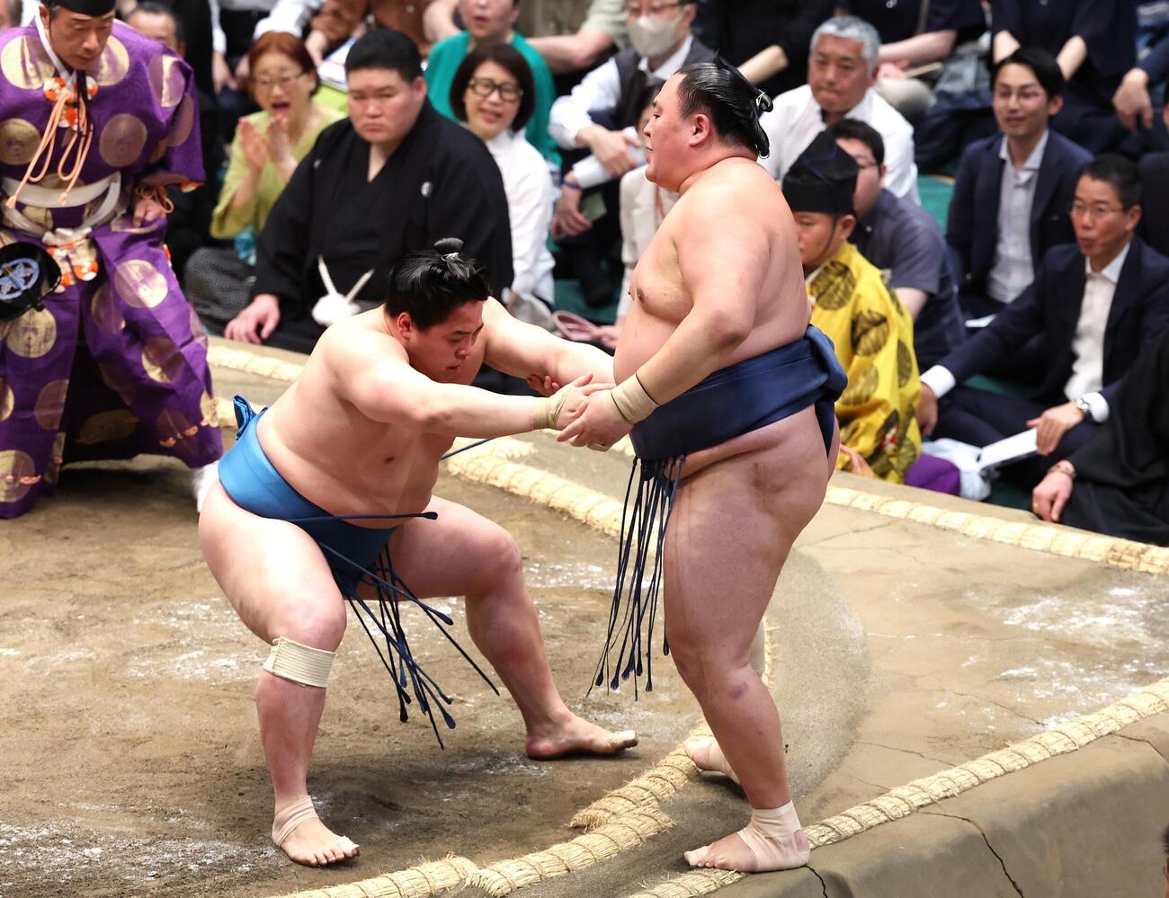 玉鷲（右）を押し出しで破る琴栄峰（撮影・黒川智章）