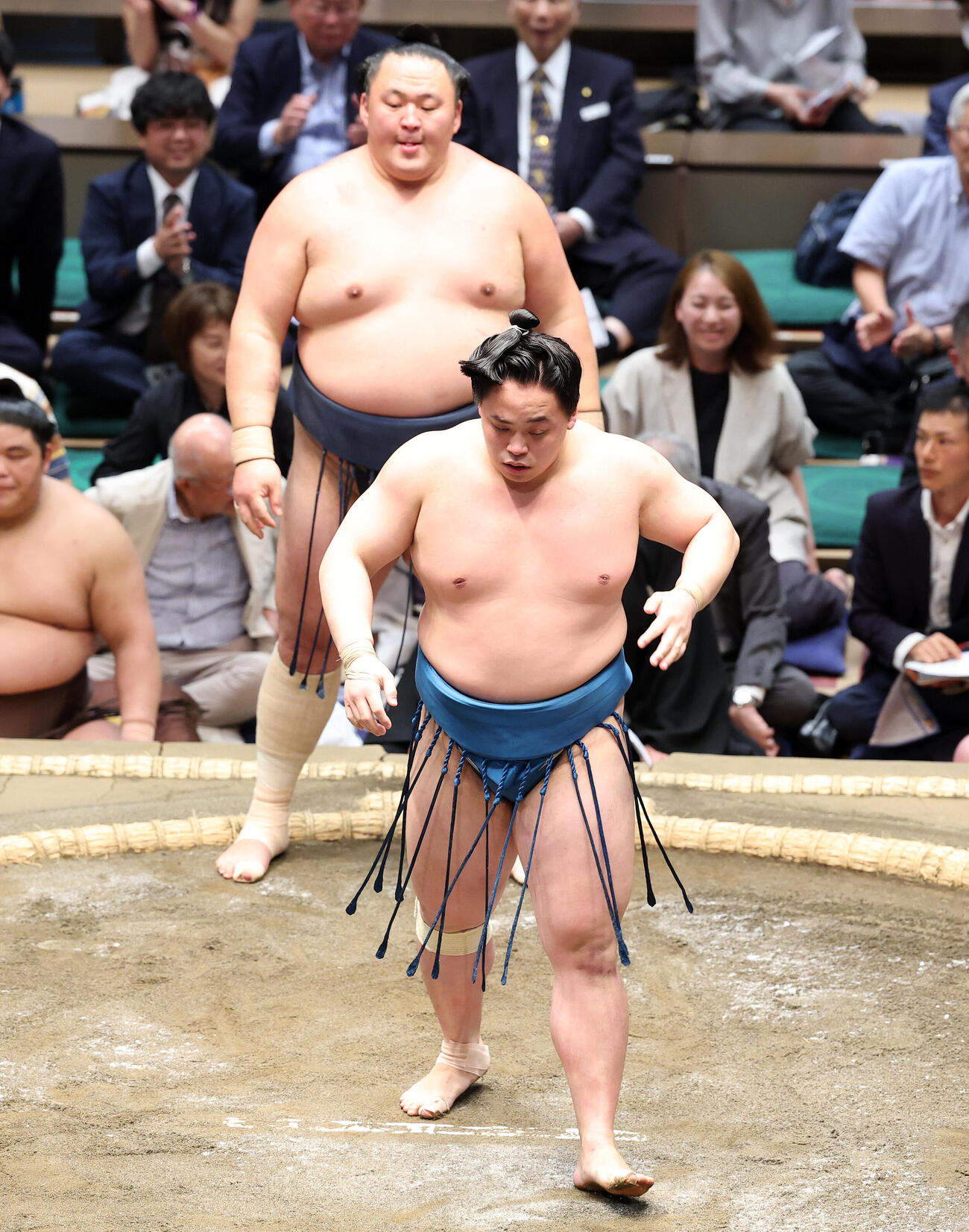 玉鷲（後方）を押し出しで破った琴栄峰（撮影・鈴木正人）