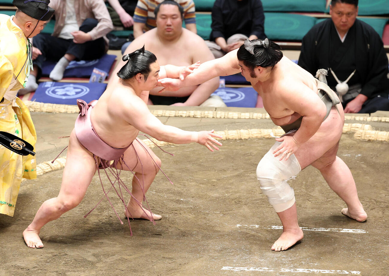 貴健斗（右）を攻める炎鵬（撮影・鈴木正人）