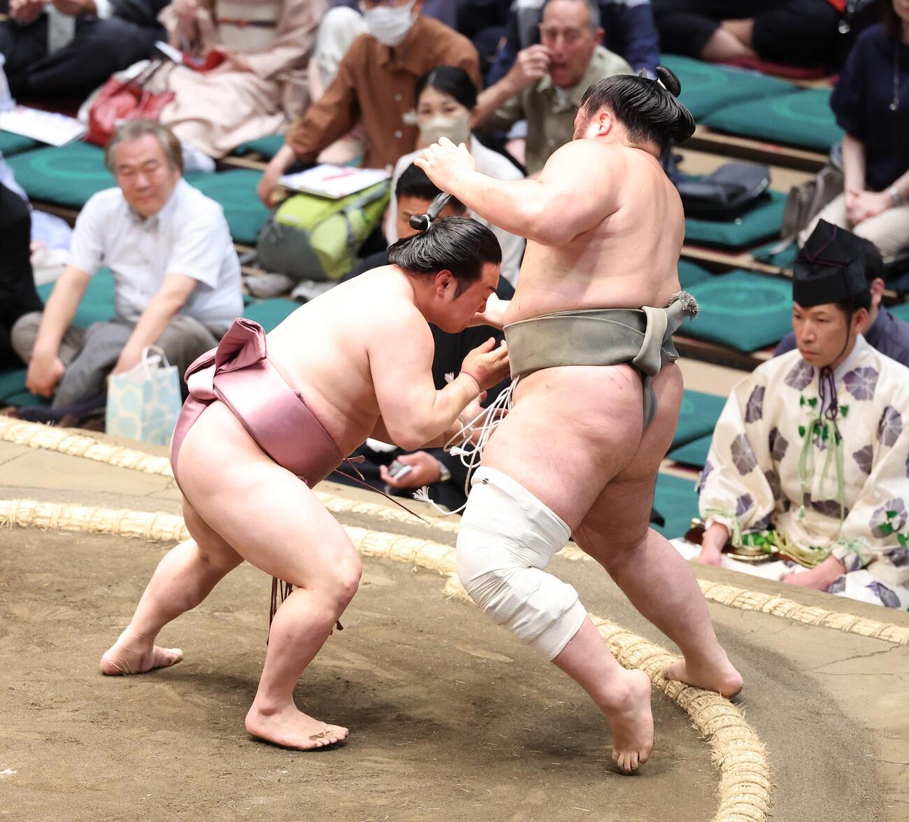 貴健斗（右）を押し出しで破る炎鵬（撮影・黒川智章）