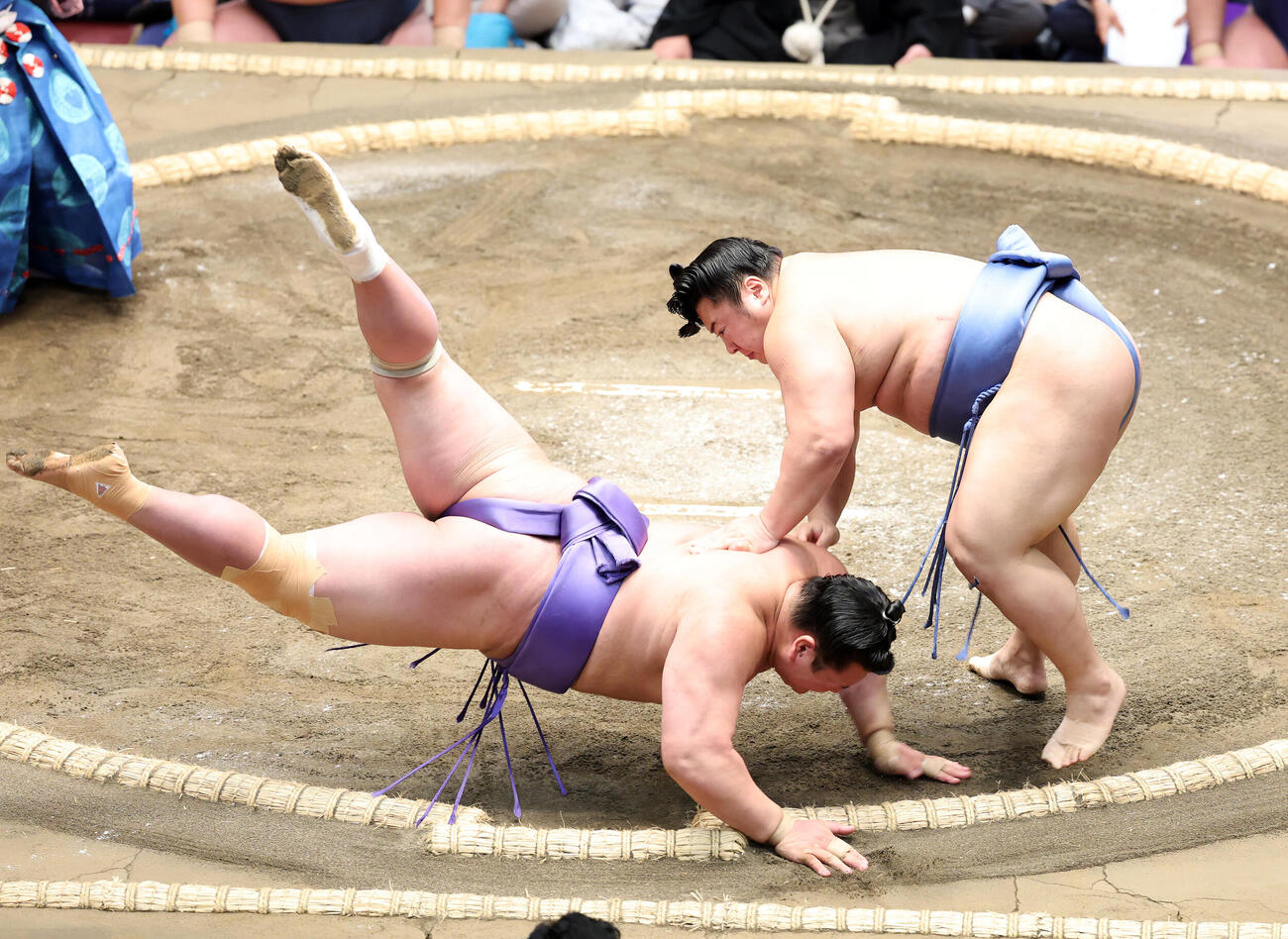 欧勝海（左）を突き落としで破る翔猿（撮影・鈴木正人）