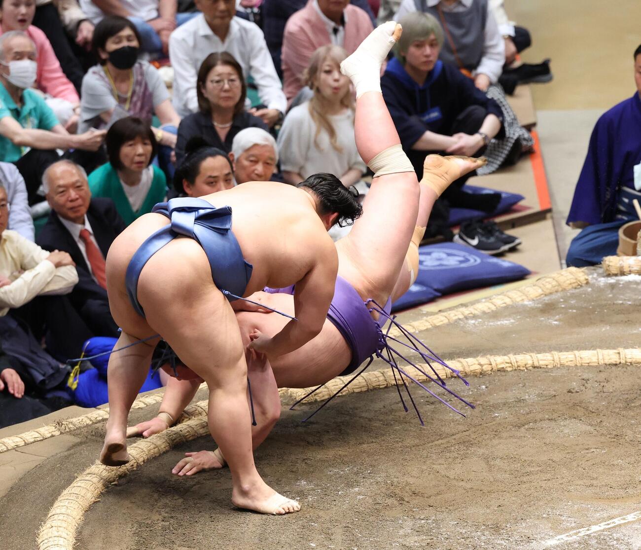 欧勝海（右）を突き落としで破る翔猿（撮影・黒川智章）