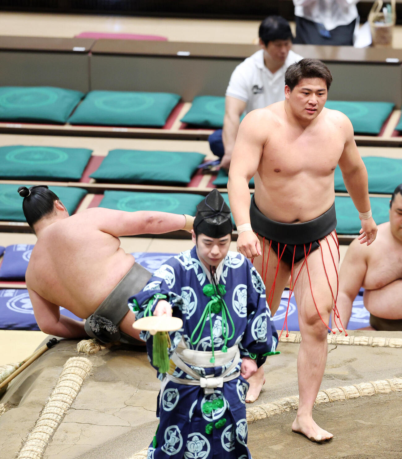 春雷（左）を寄り切りで破った大森（撮影・鈴木正人）