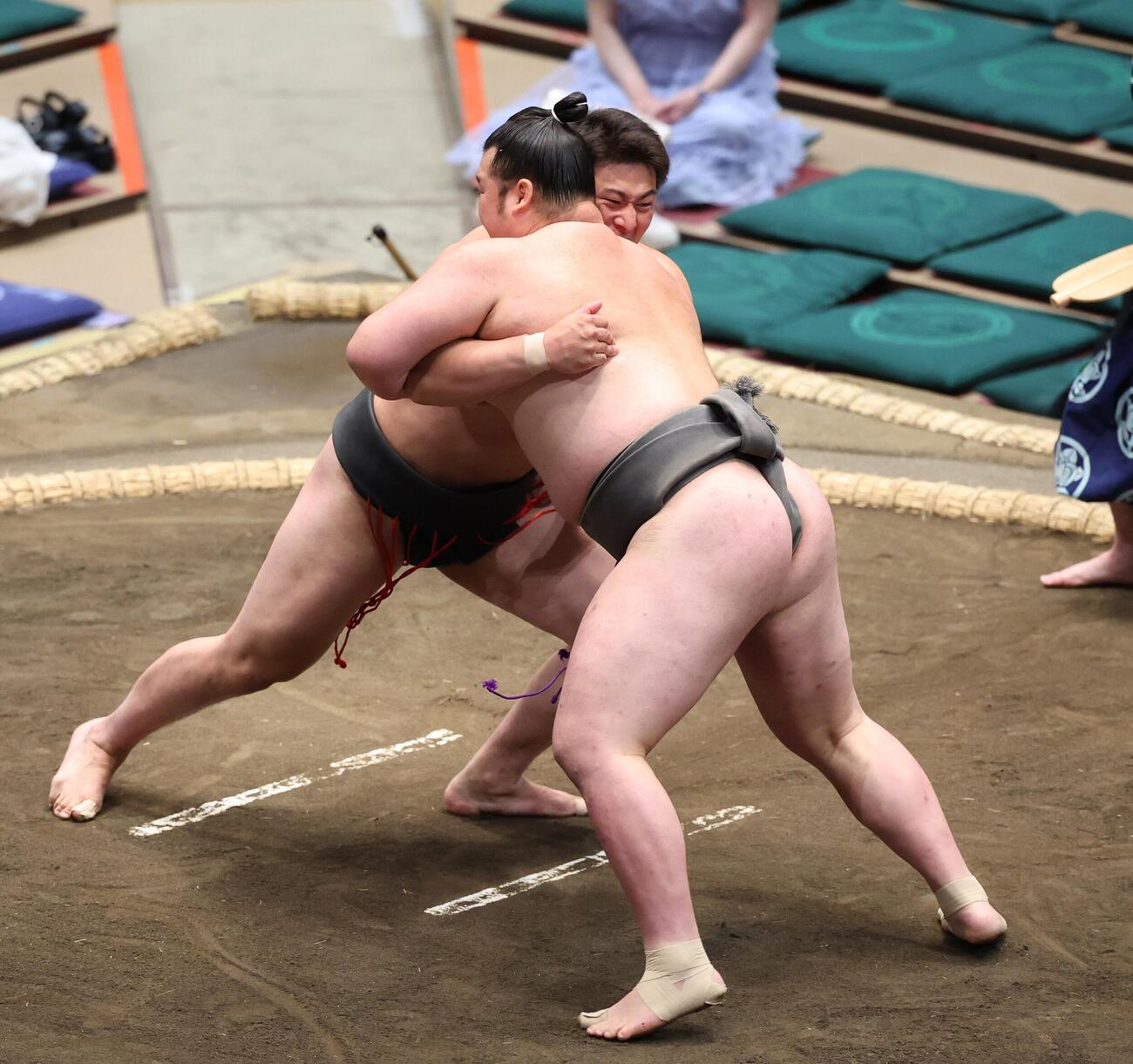 春雷（右）を攻める大森（撮影・黒川智章）