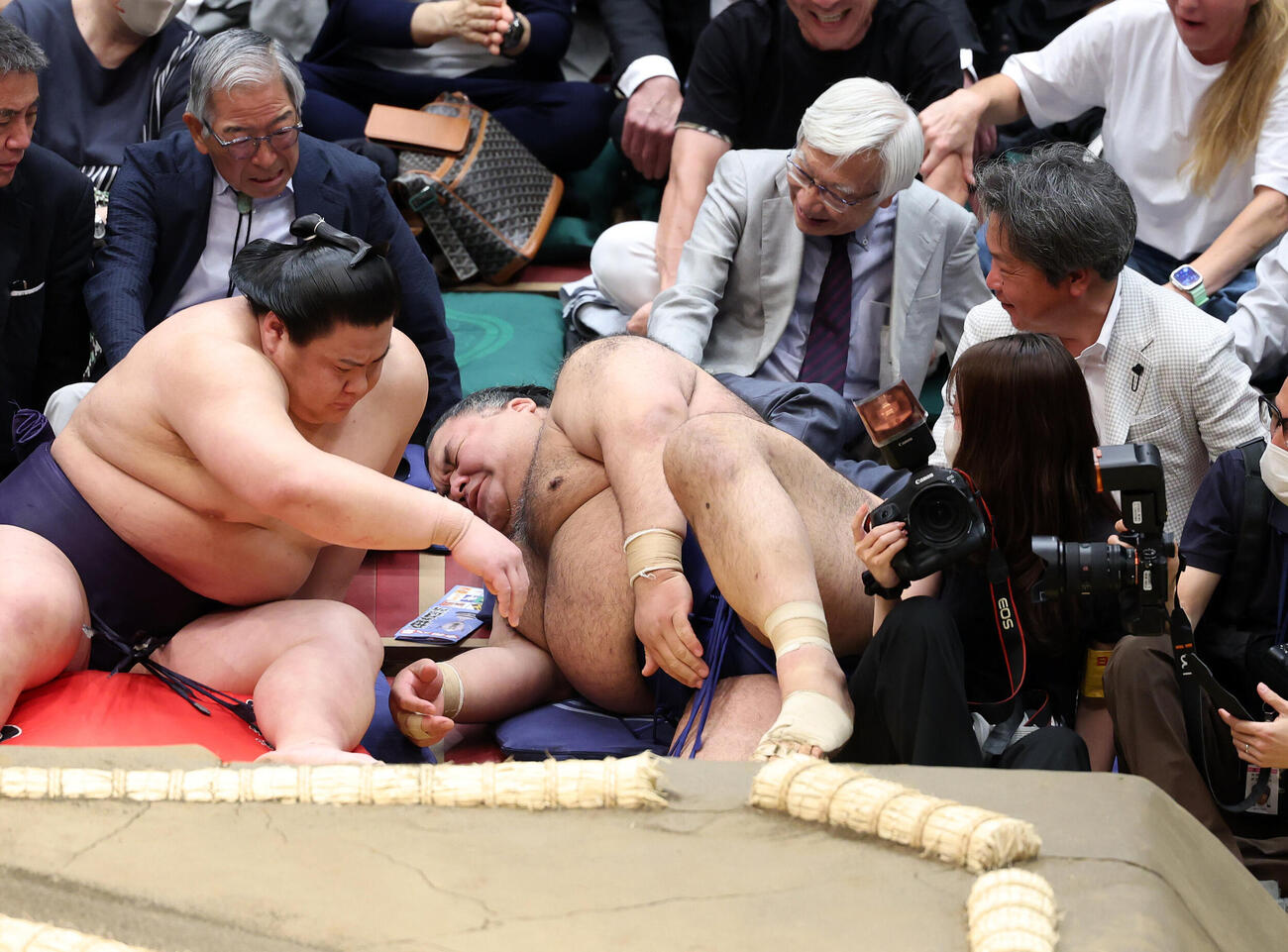 平戸海に押し出しで敗れた高安（撮影・鈴木正人）