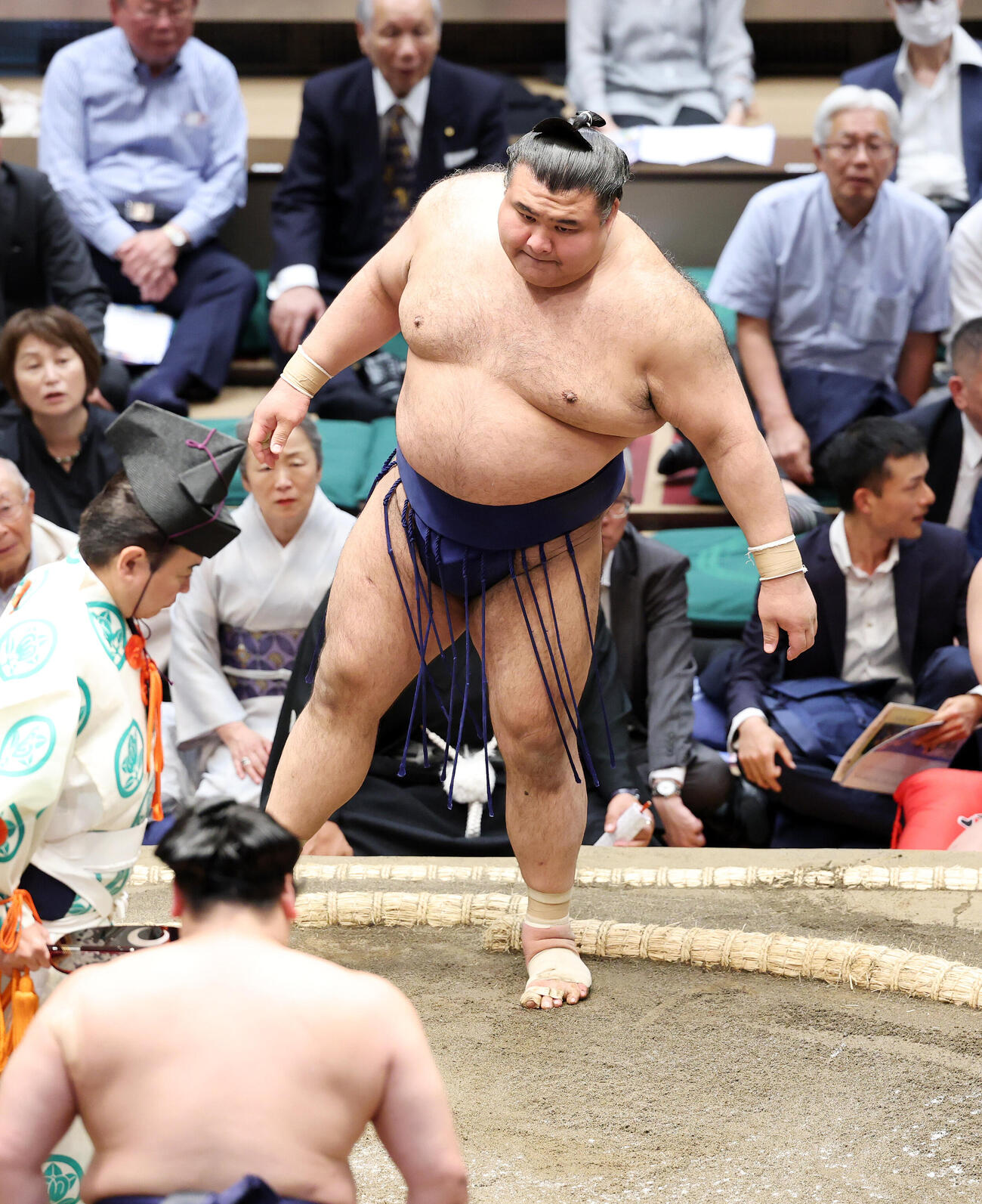 平戸海に押し出しで敗れた高安（撮影・鈴木正人）