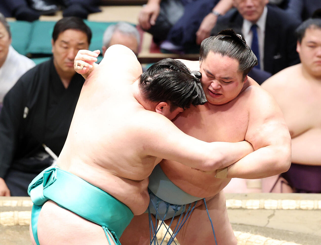 一山本（左）を攻める琴勝峰（撮影・鈴木正人）