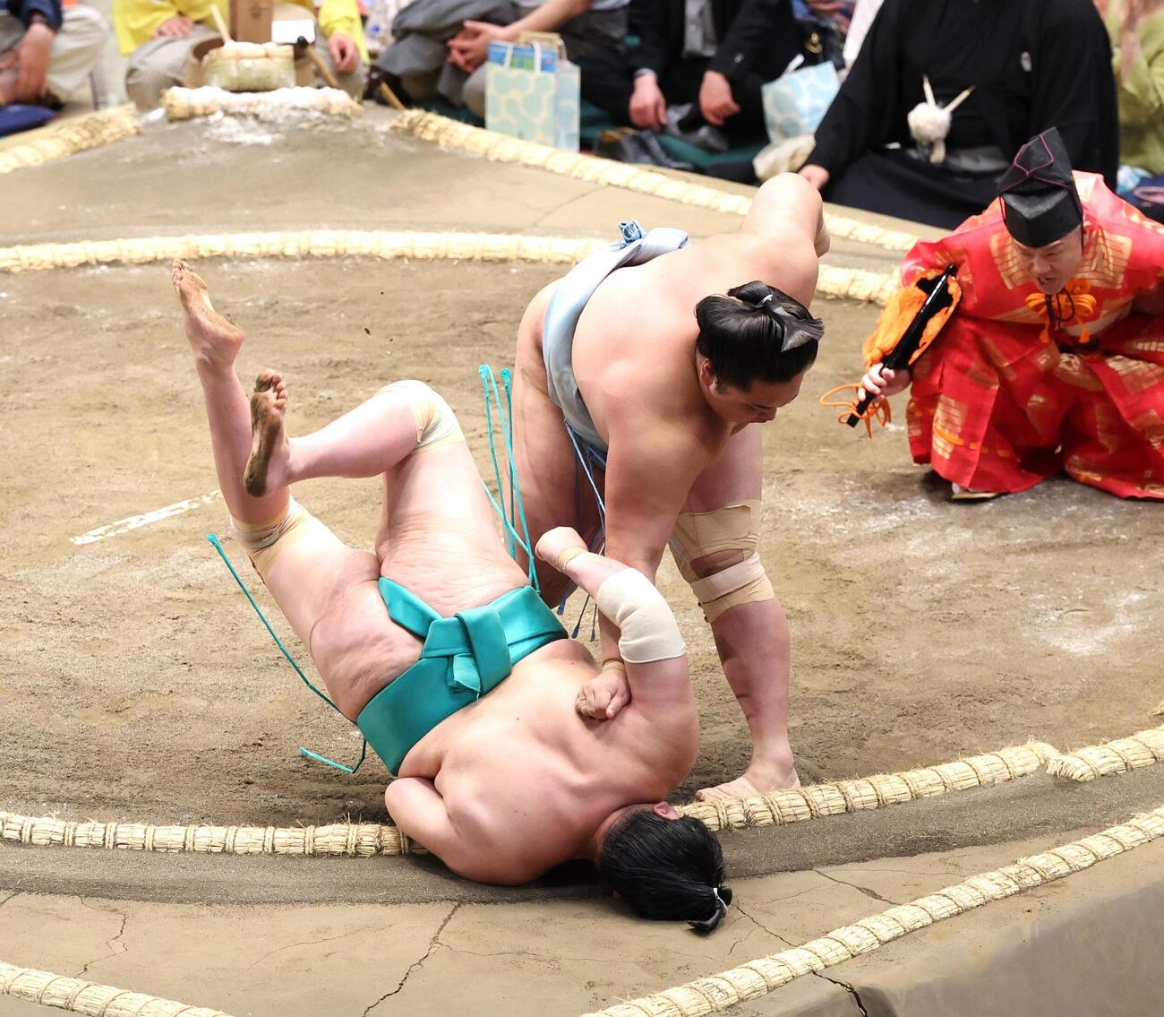 一山本（左）をすくい投げで破る琴勝峰（撮影・黒川智章）