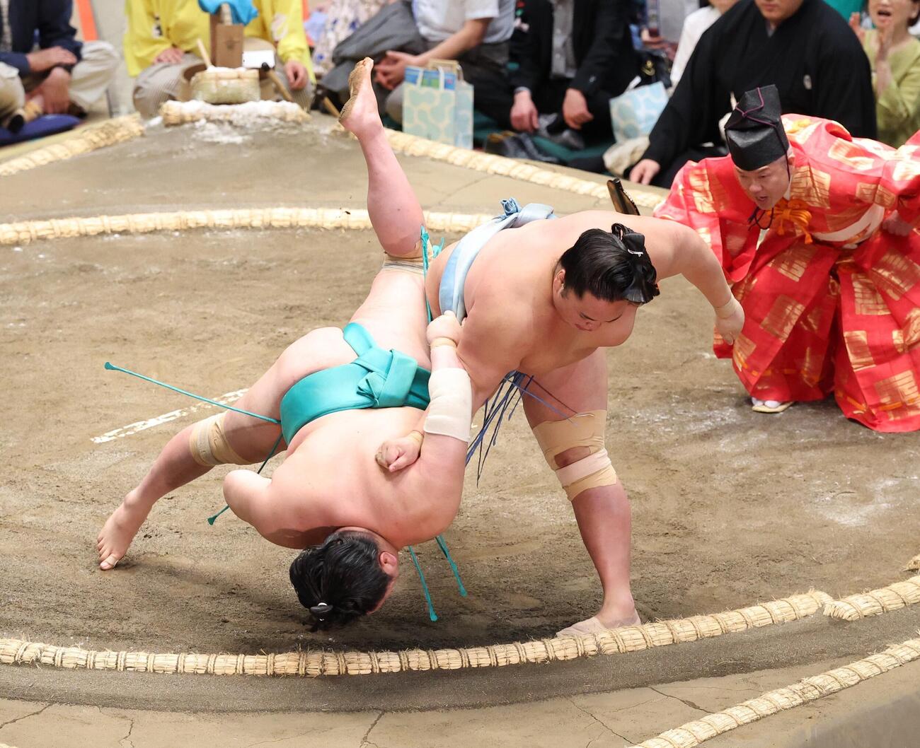 一山本（左）をすくい投げで破る琴勝峰（撮影・黒川智章）