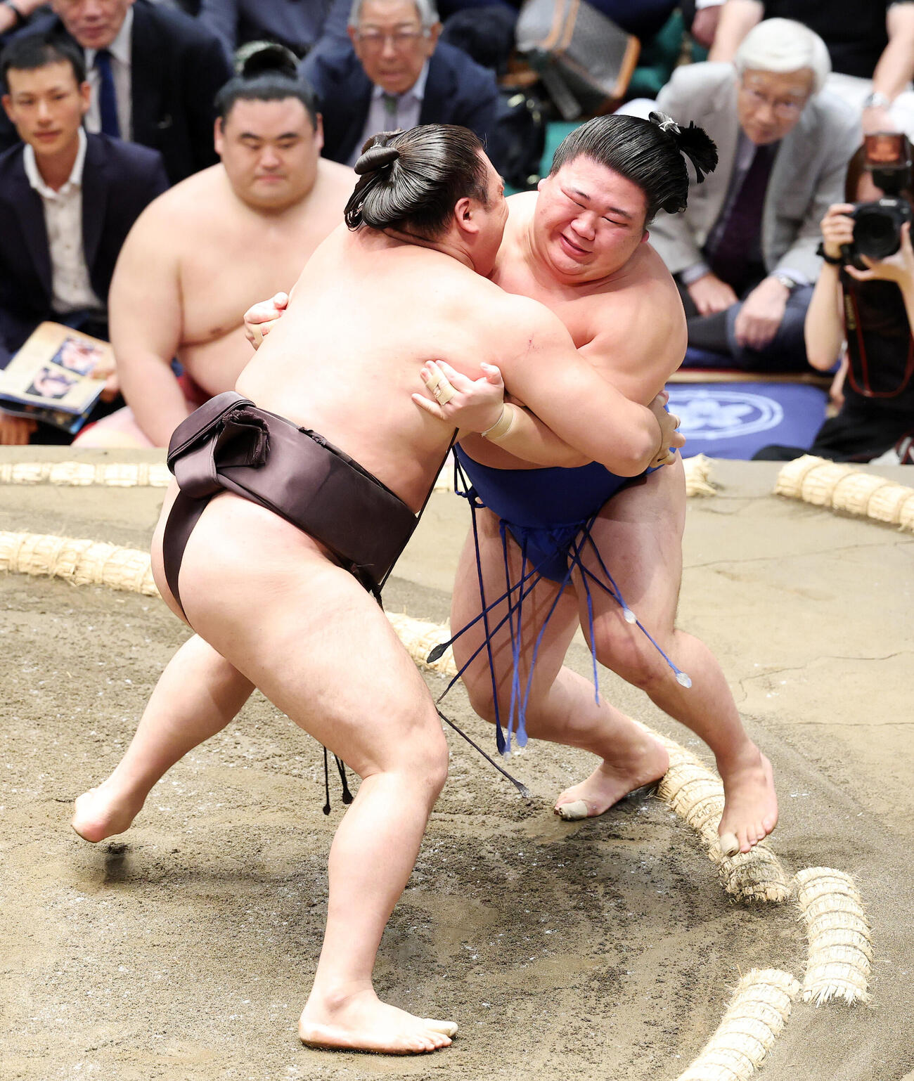 藤ノ川（右）を寄り切りで破る霧島（撮影・鈴木正人）