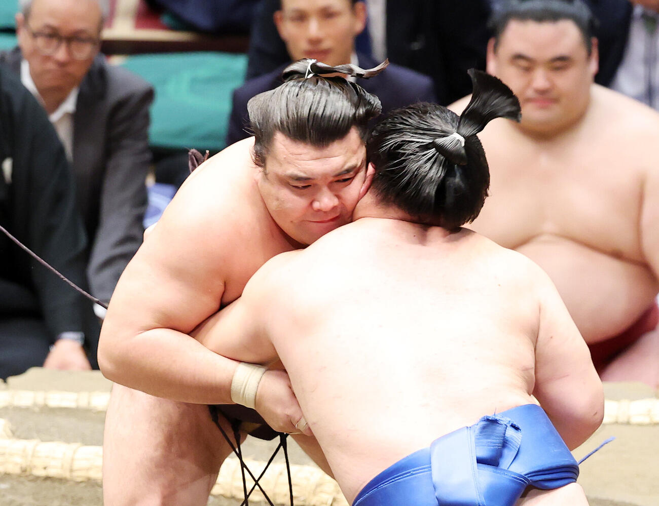 藤ノ川（手前）を攻める霧島（撮影・鈴木正人）