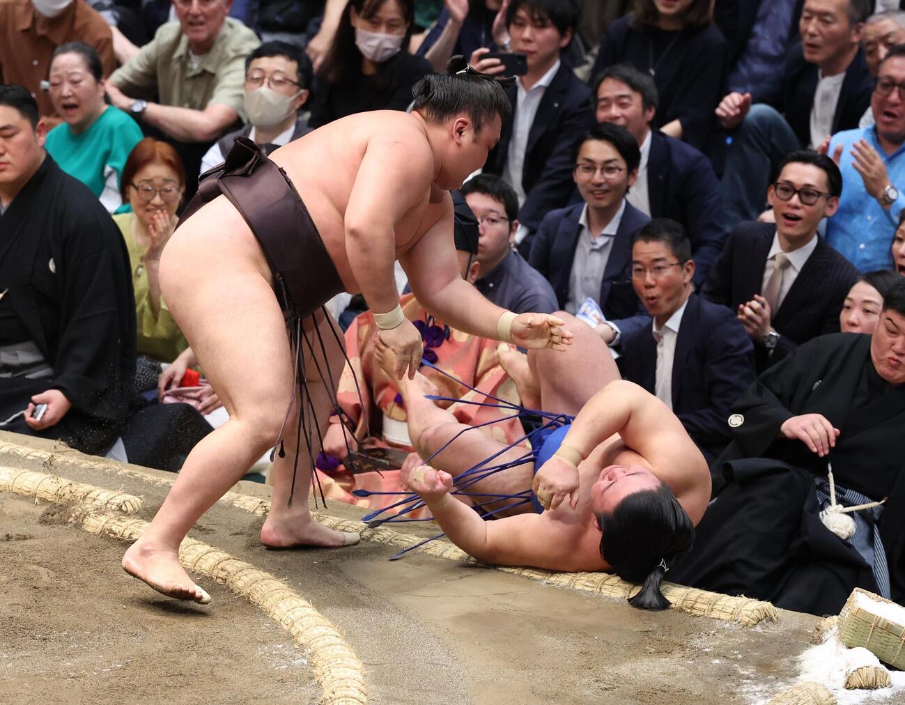 藤ノ川（右）を上手投げするが、その前に勝負が決まっていた霧島（撮影・黒川智章）