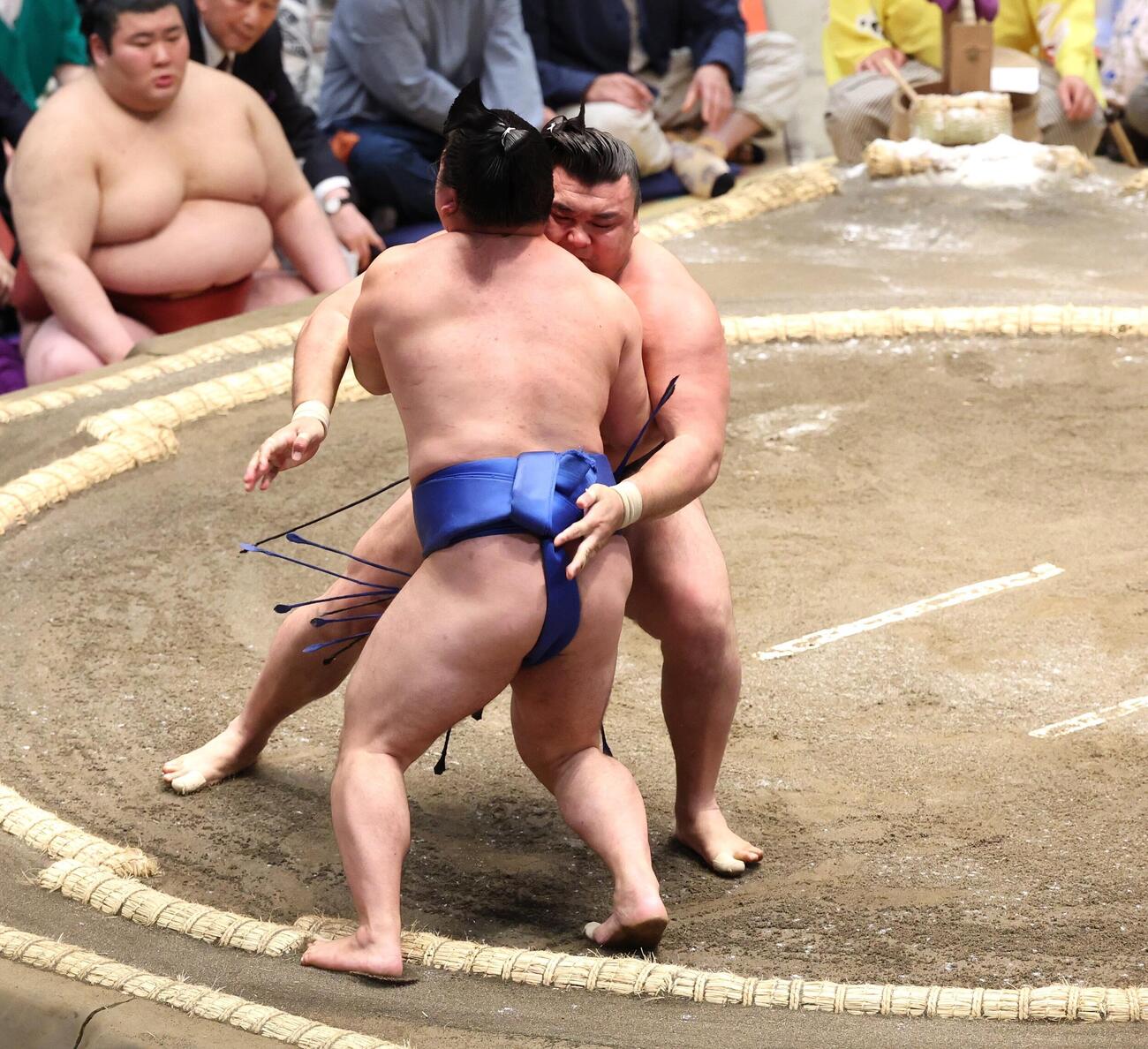 動きの途中で、藤ノ川の左足は出ていた。その後、流されたが、結果的に霧島が寄り切りで勝った。（撮影・黒川智章）