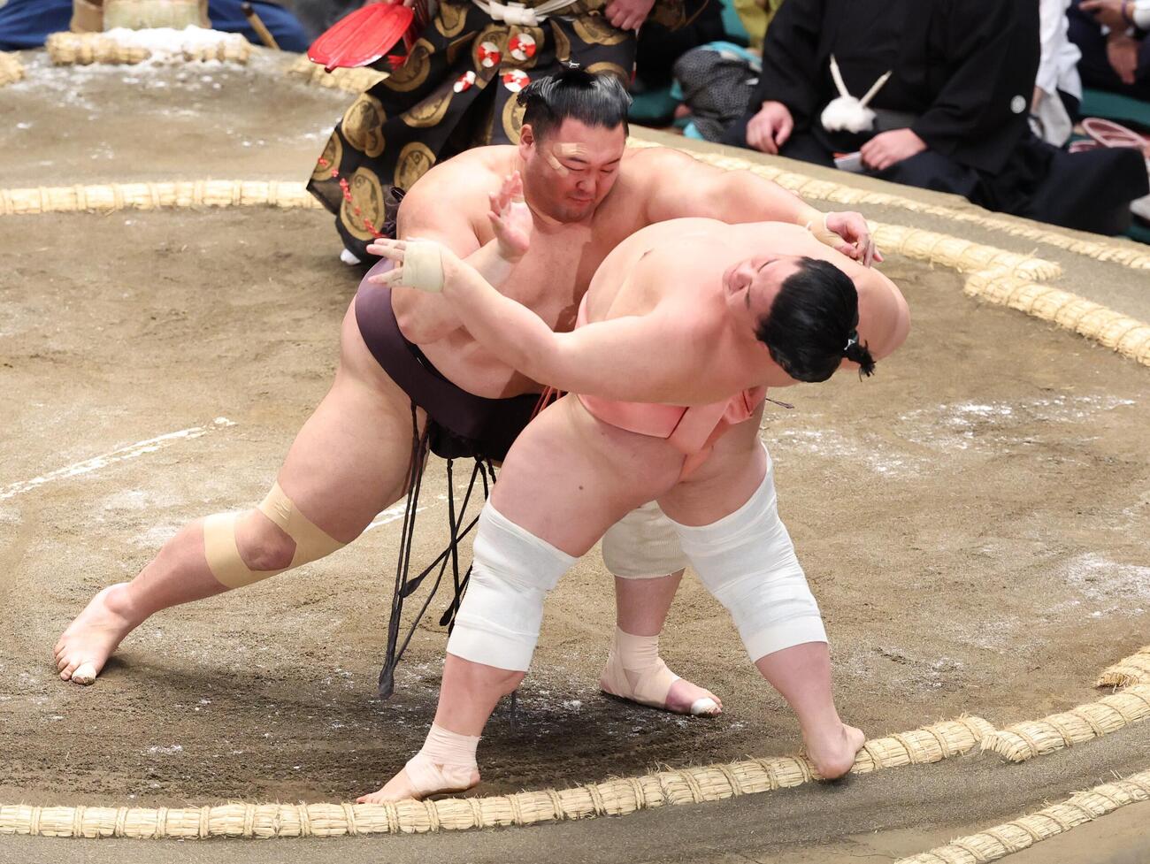宇良を押し出す朝乃山（撮影・黒川智章）