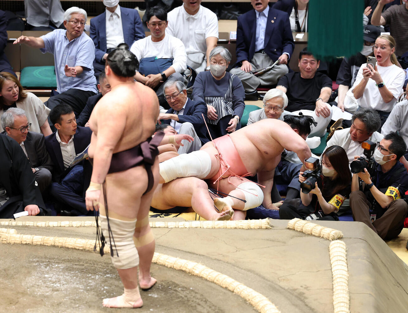 朝乃山（左）に押し出しで敗れた宇良（撮影・鈴木正人）