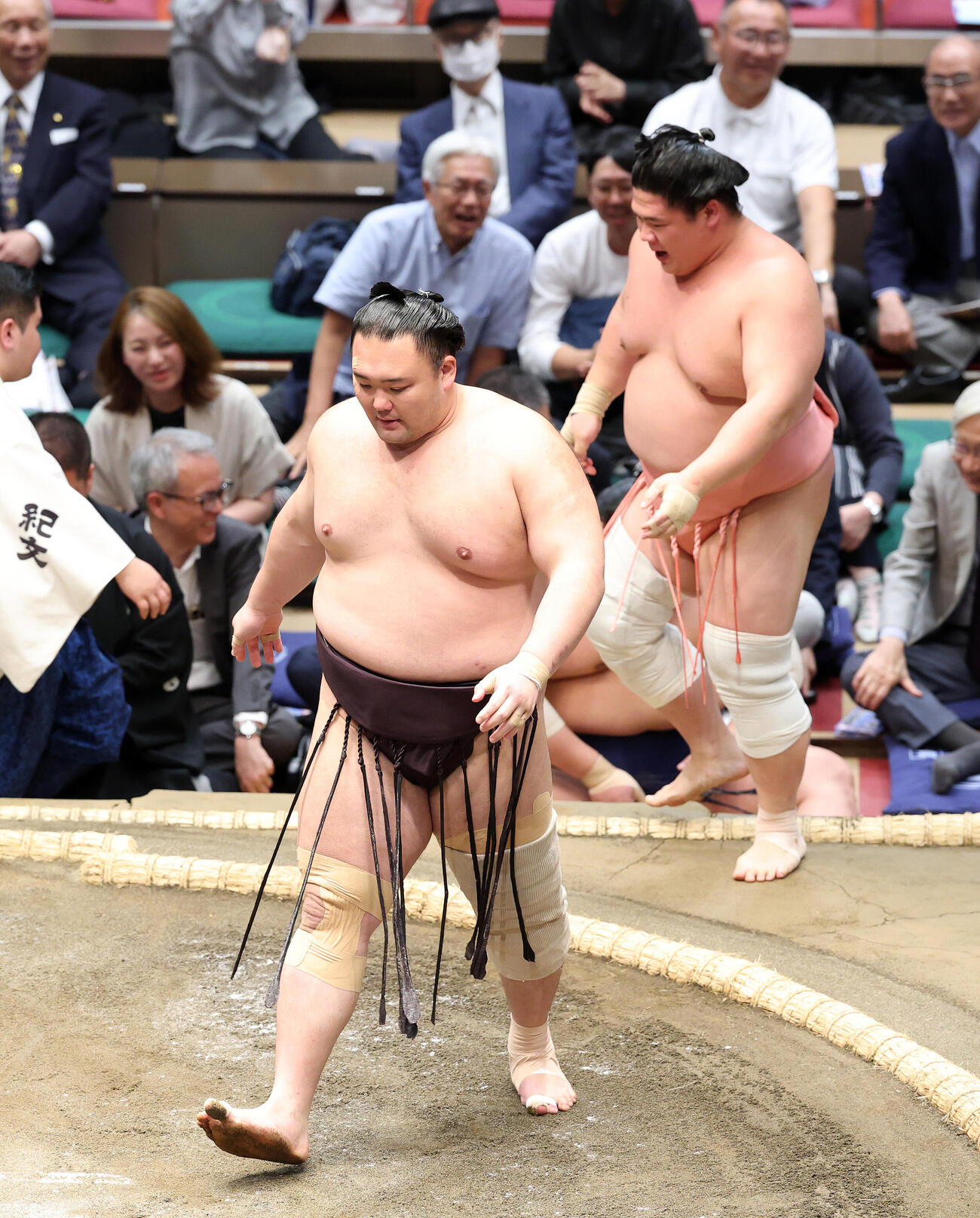 宇良（右）を押し倒しで破った朝乃山（撮影・鈴木正人）