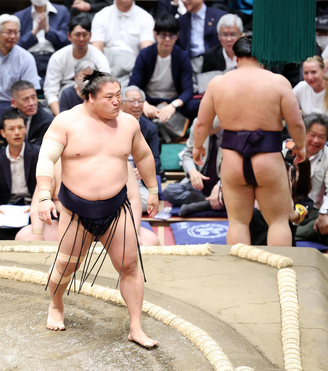 義ノ富士（右）を寄り切りで破った若隆景（撮影・鈴木正人）
