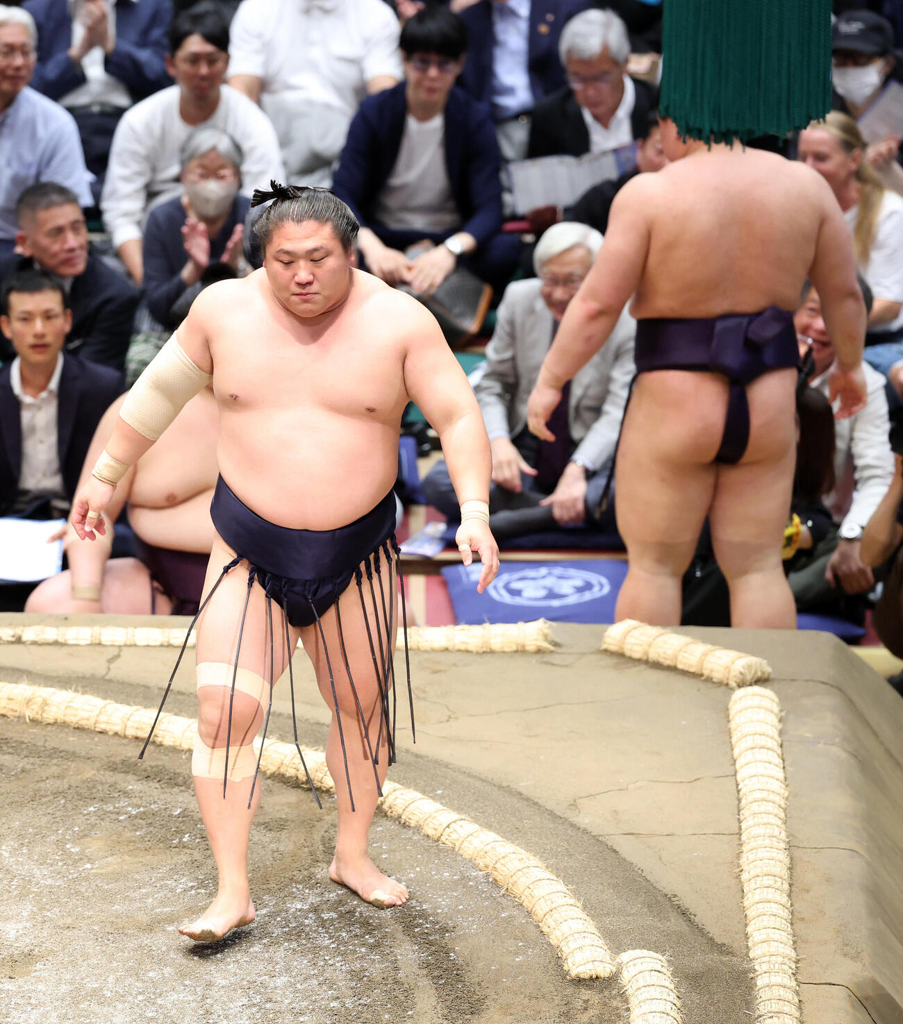 義ノ富士（右）を寄り切りで破った若隆景（撮影・鈴木正人）