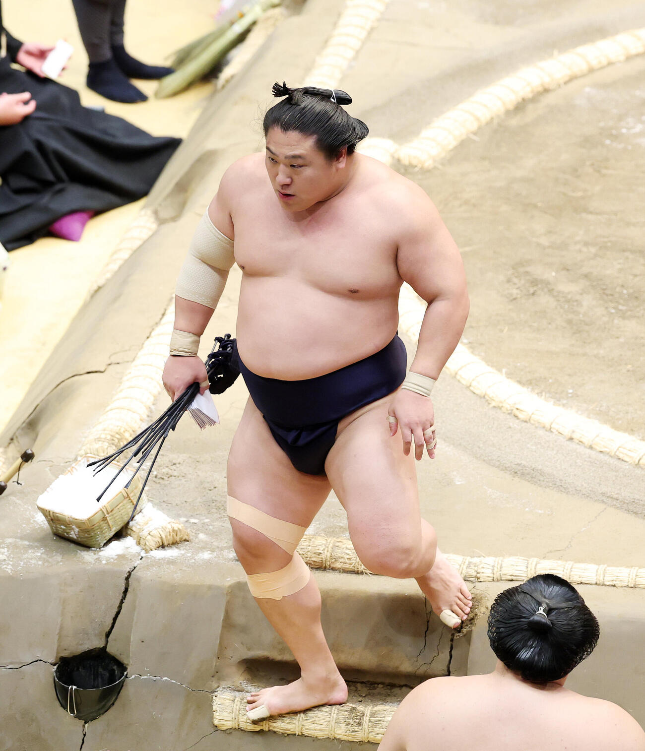 懸賞金の束を手に土俵を引き揚げる若隆景（撮影・鈴木正人）