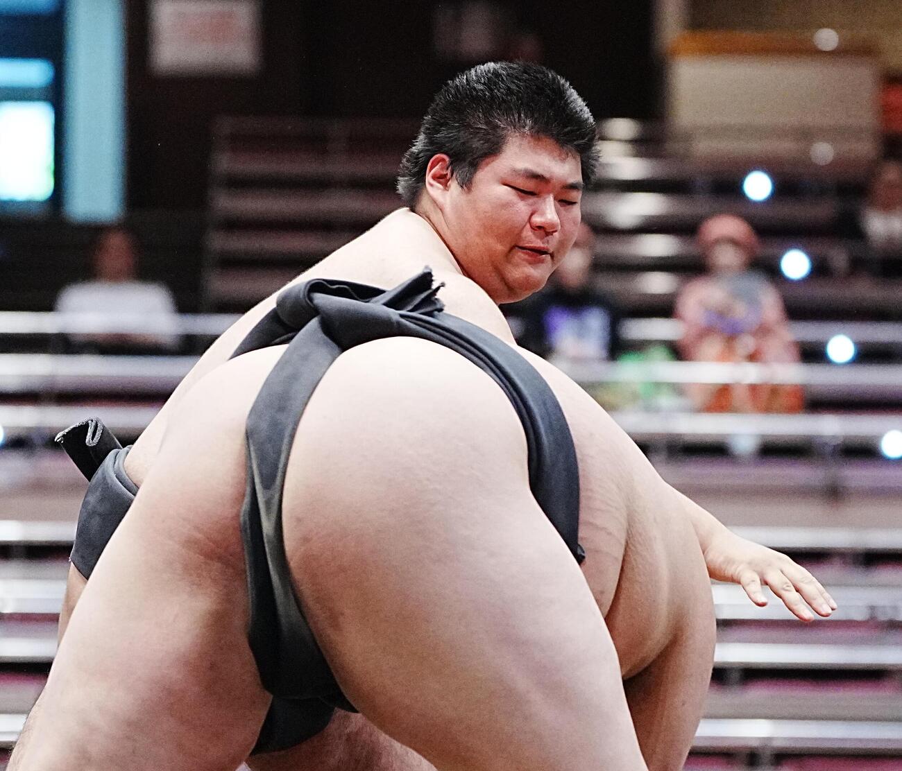 大相撲夏場所4日目　遥人（手前）を破る鉄富士（撮影・小沢裕）