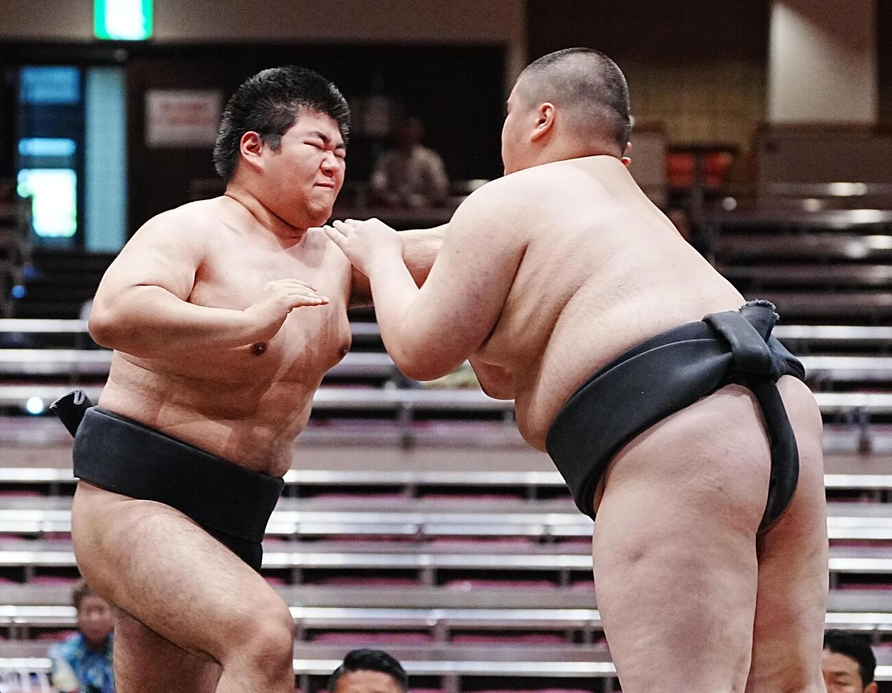 大相撲夏場所4日目　遥人（右）を攻める鉄富士（撮影・小沢裕）