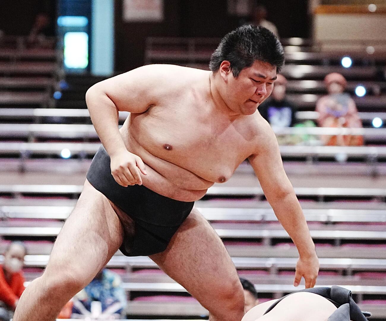 大相撲夏場所4日目　遥人（下）を破る鉄富士（撮影・小沢裕）