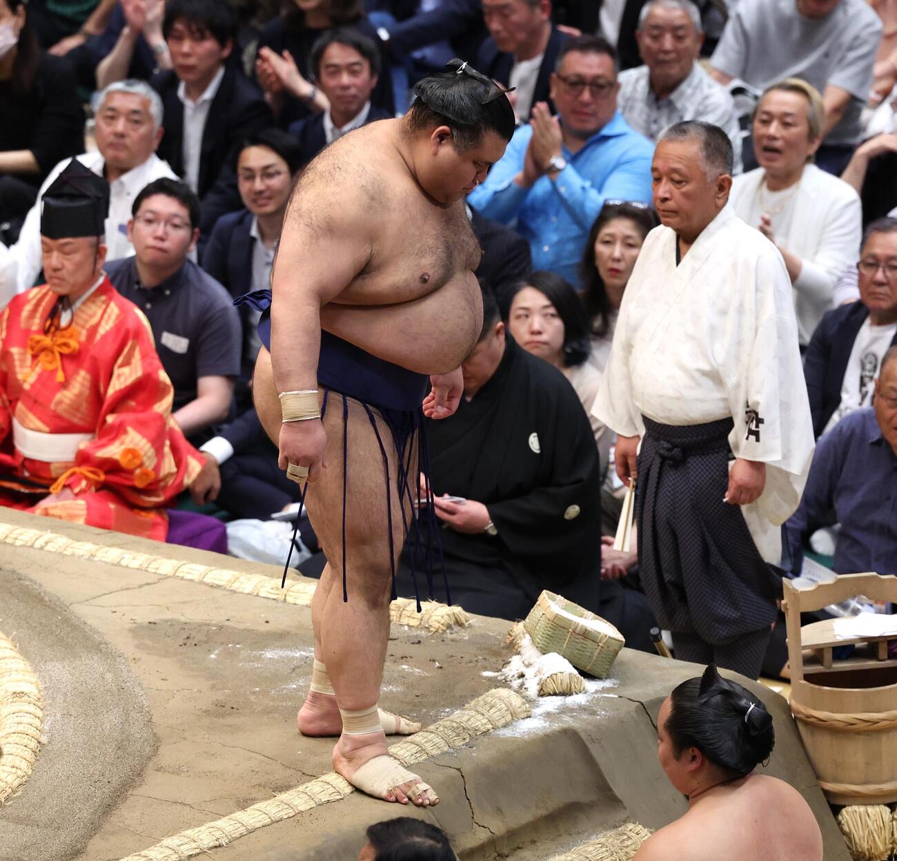 夏場所3日目の12日、足を引きずり引き揚げる高安