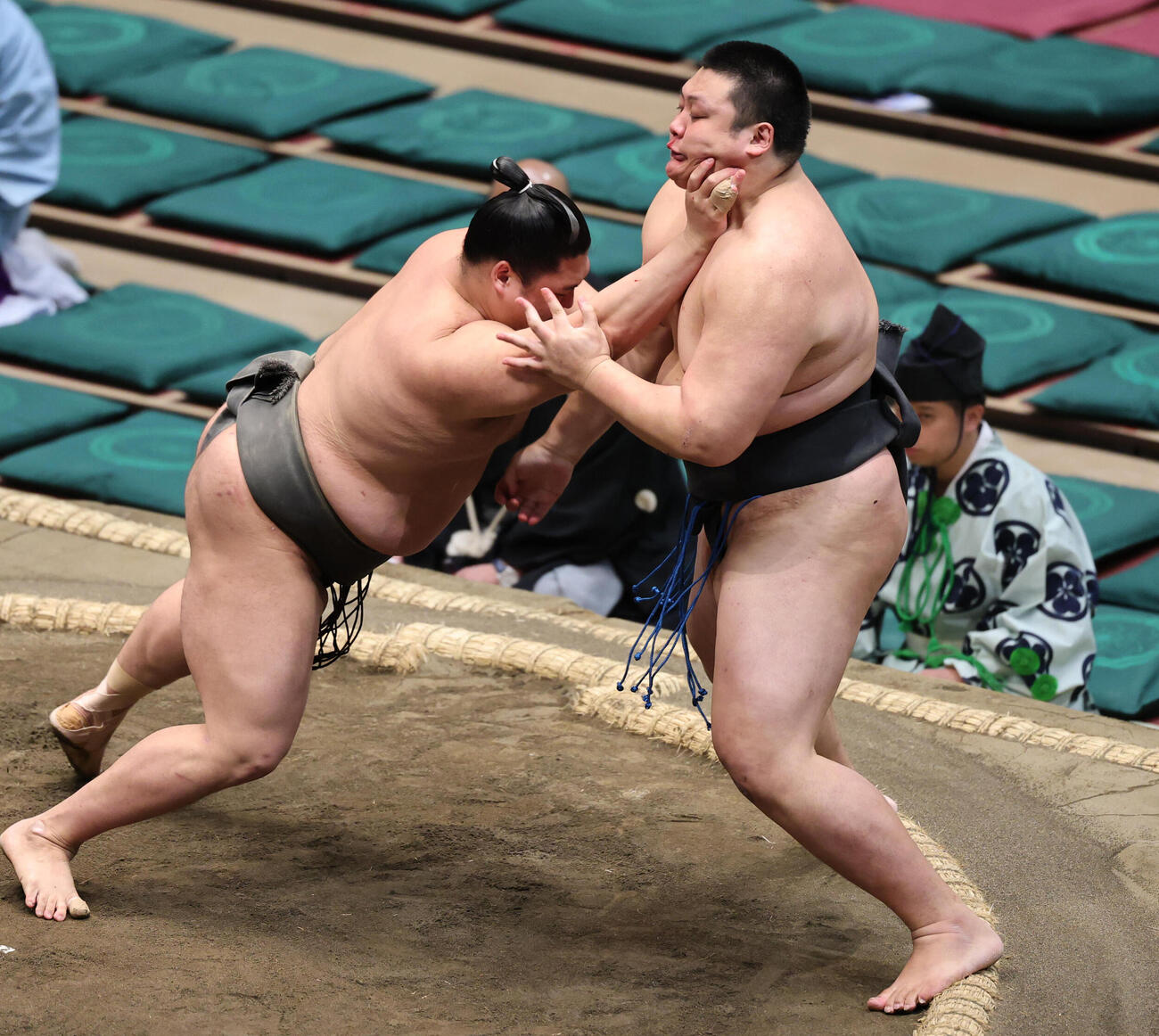 火雷（右）を押し出しで破った若雅（撮影・野上伸悟）