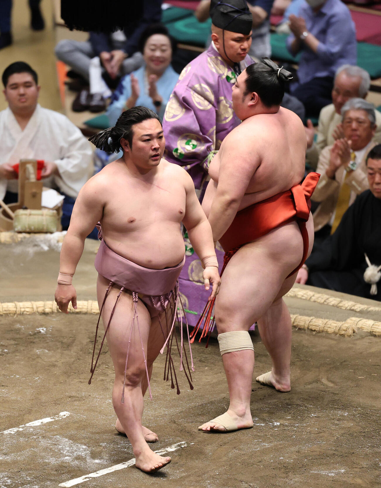大花竜（右）をとったりで破る炎鵬（撮影・野上伸悟）