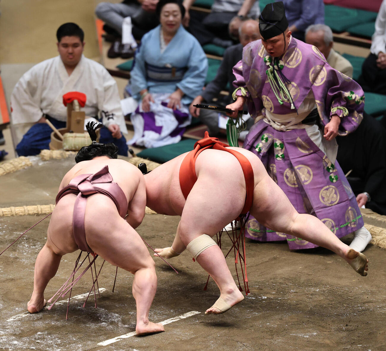 大花竜（右）をとったりで破る炎鵬（撮影・野上伸悟）