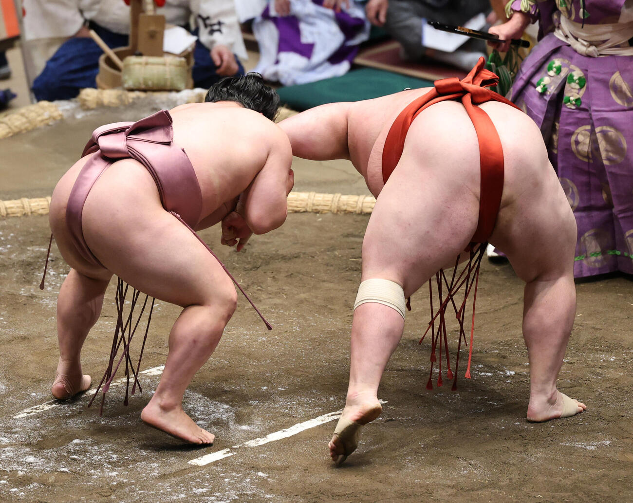 大花竜（右）をとったりで破る炎鵬（撮影・野上伸悟）