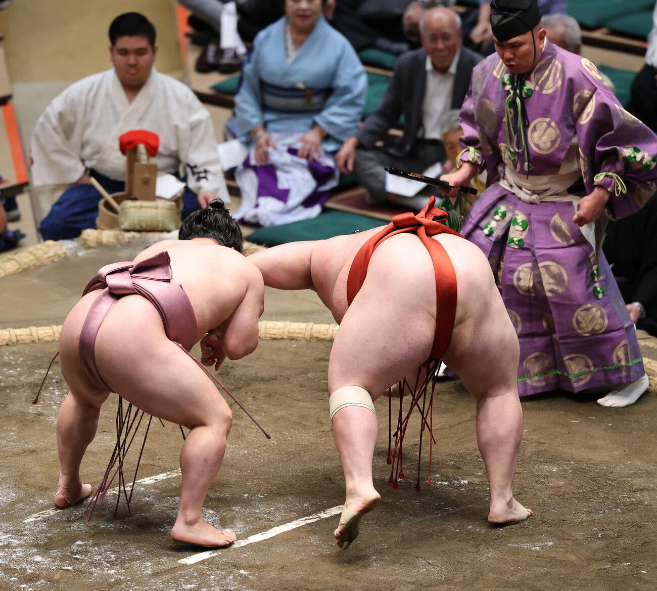 大花竜（右）をとったりで破る炎鵬（撮影・野上伸悟）